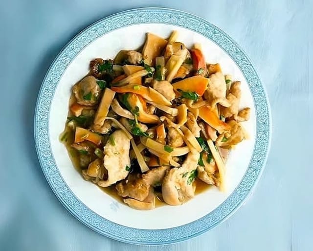 C8. Moo Goo Gai Pan.