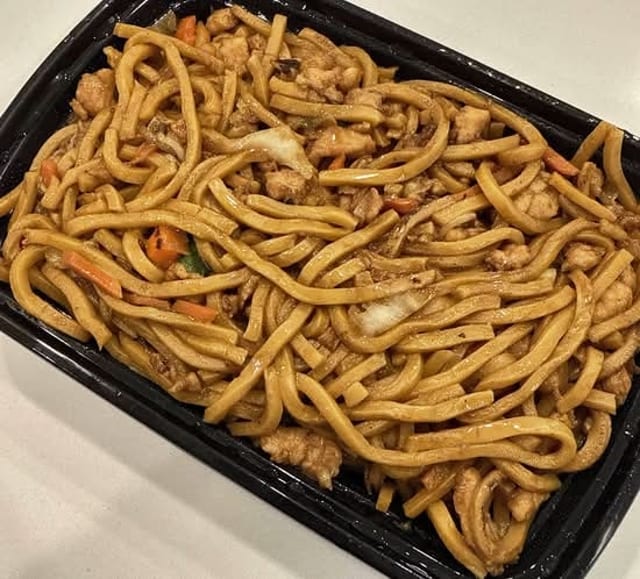 C9. Chicken Lo Mein.